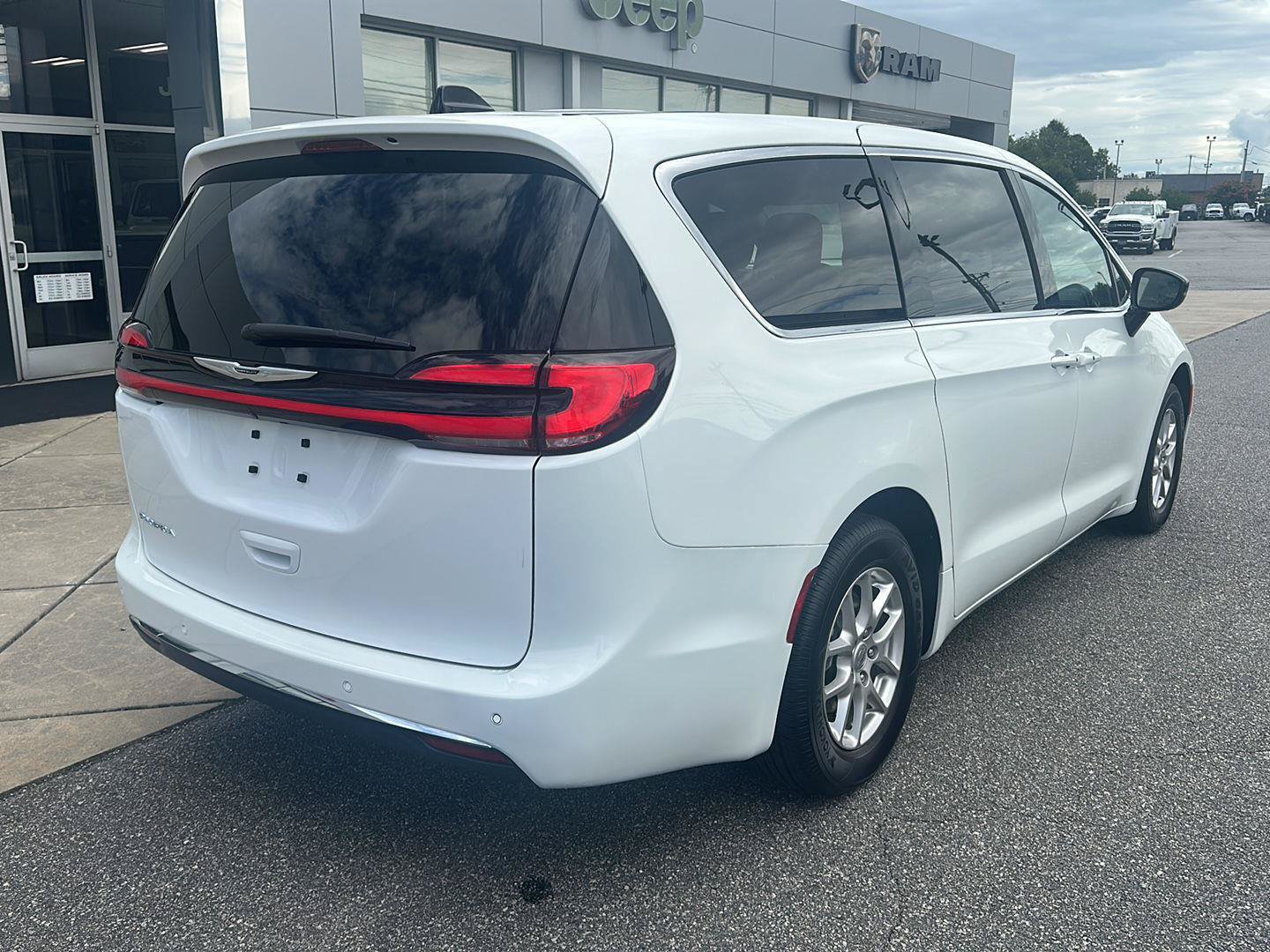Used 2025 Chrysler Pacifica Select FWD image 18