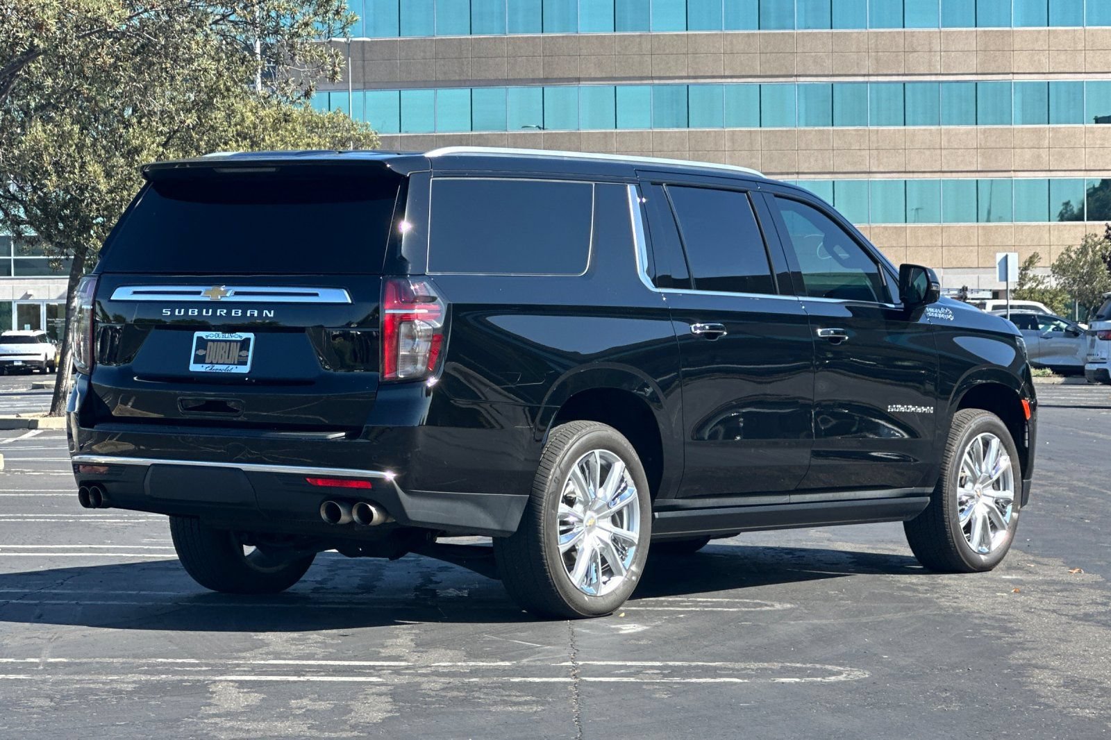 Used 2023 Chevrolet Suburban High Country AWD/4WD image 4