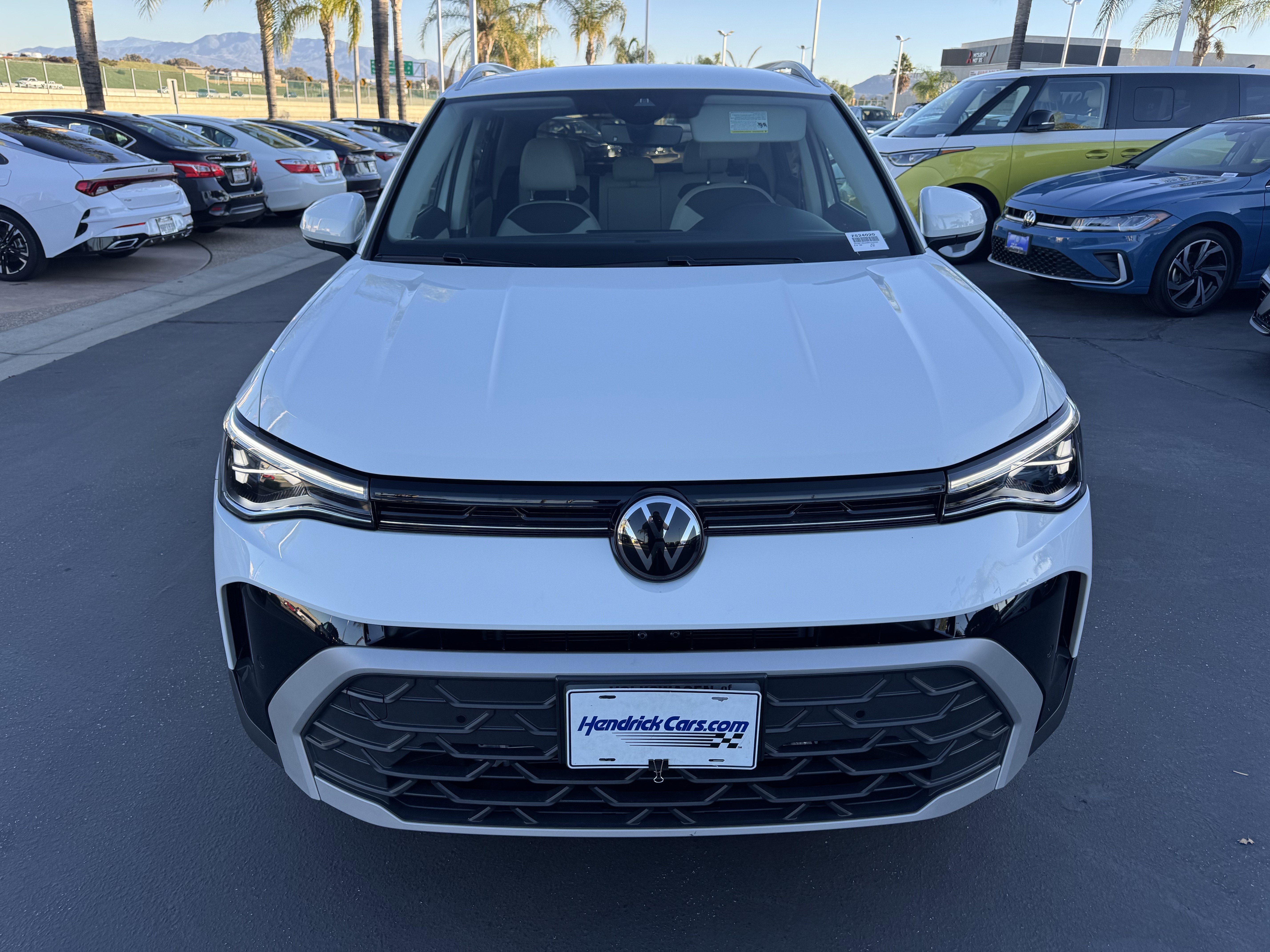 Used 2025 Volkswagen Taos SE image 3