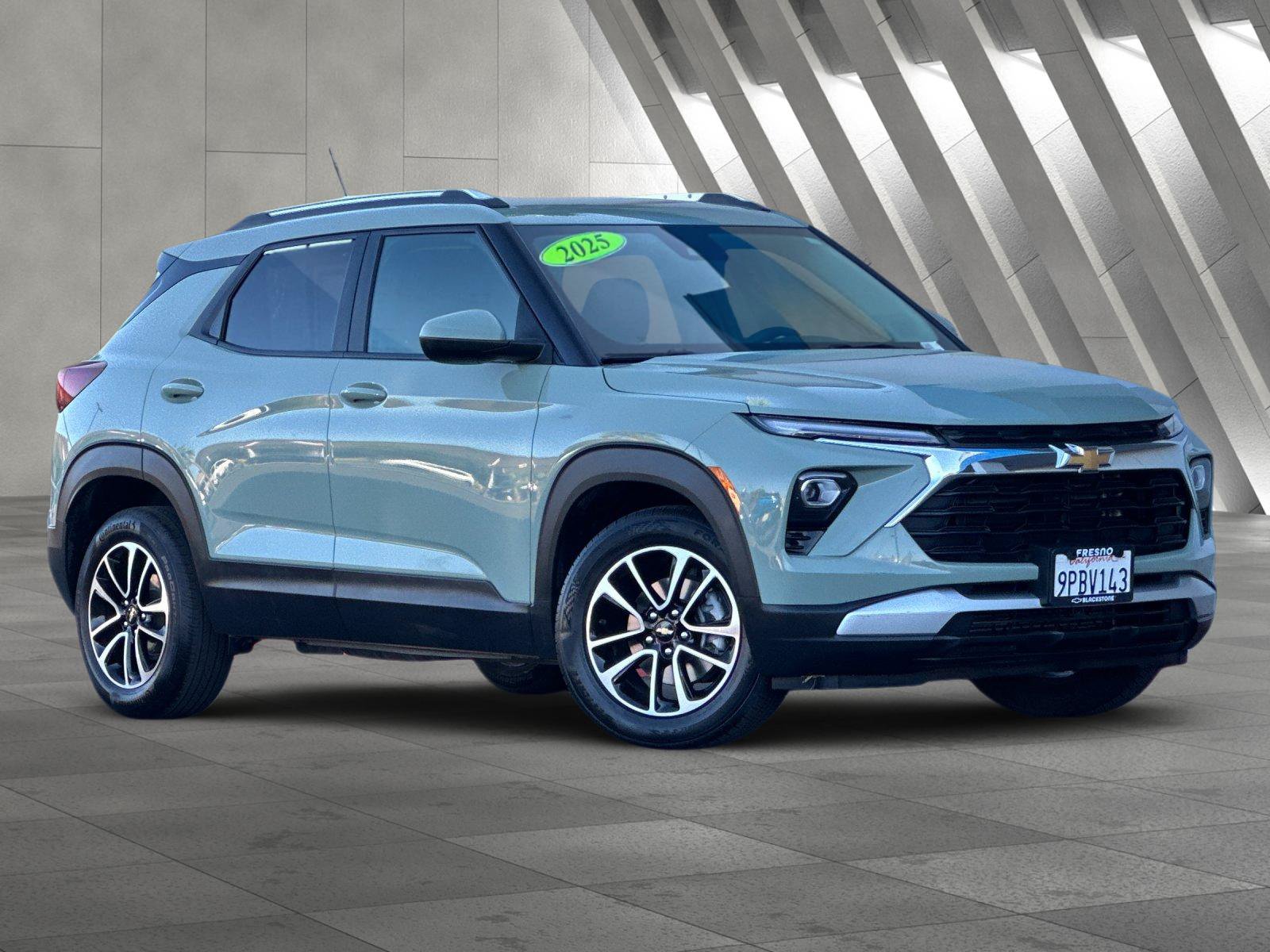 Used 2025 Chevrolet TrailBlazer LT FWD image 2