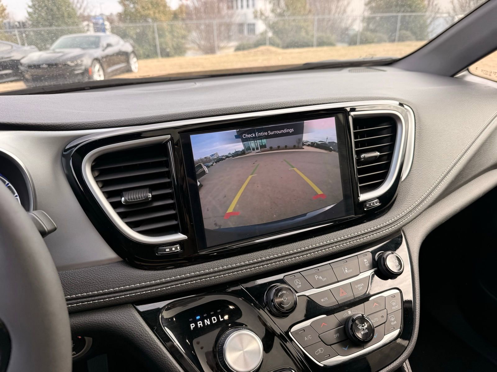 Used 2025 Chrysler Pacifica Limited image 37