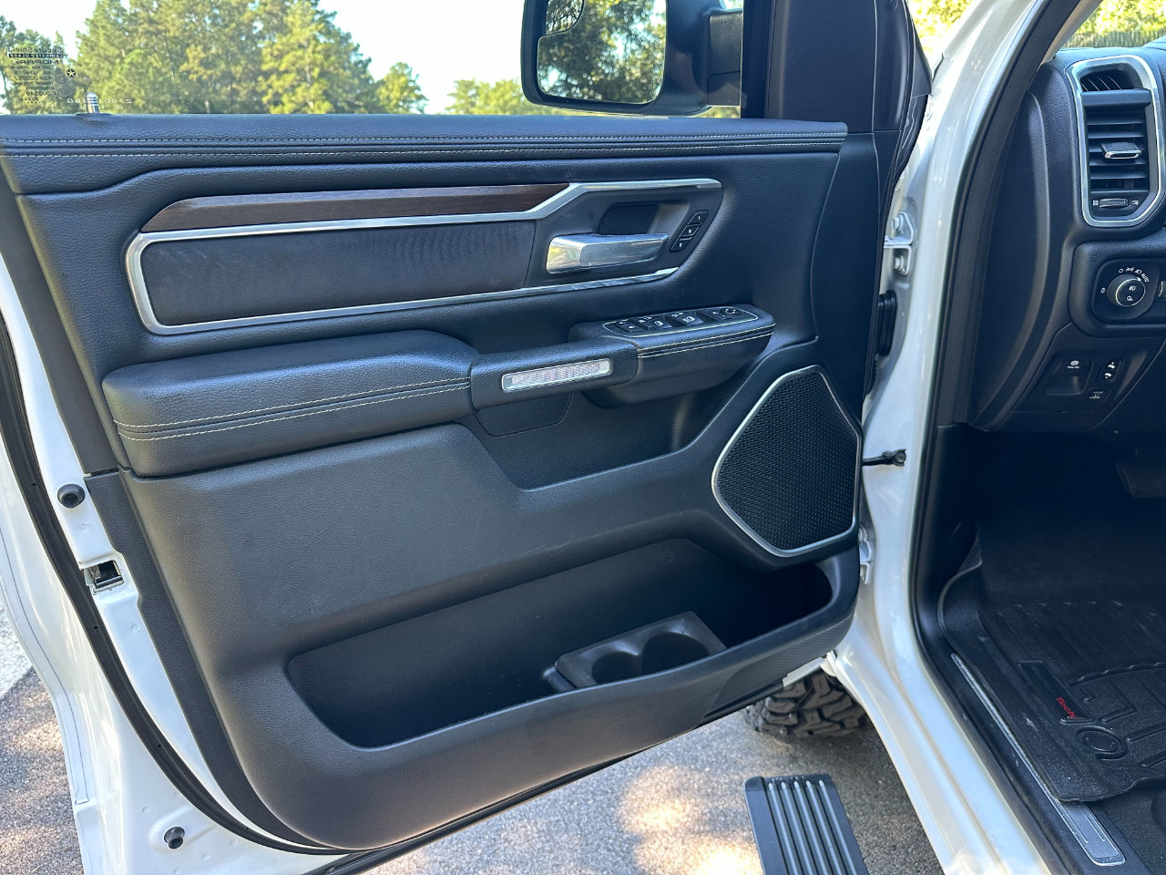 Used 2021 RAM 1500 Laramie w/ Laramie Southwest Edition image 9
