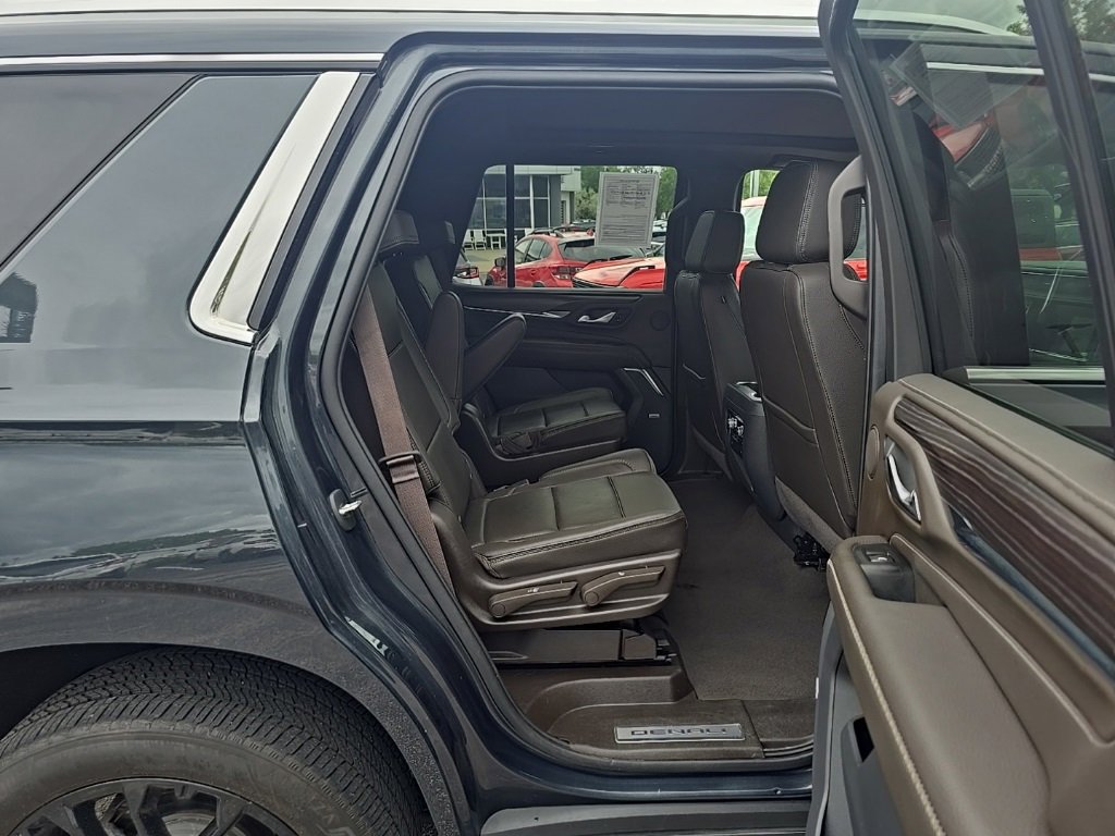 Used 2022 GMC Yukon Denali w/ Denali Premium Package image 10