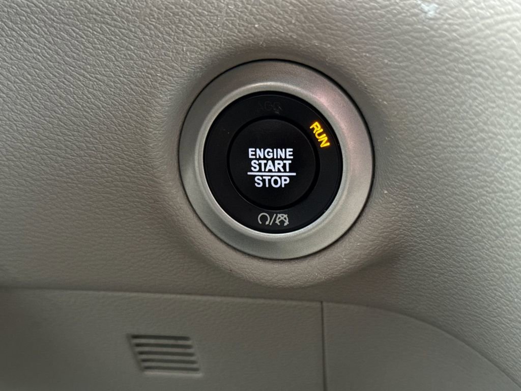 Used 2023 Chrysler Pacifica Touring-L FWD image 22
