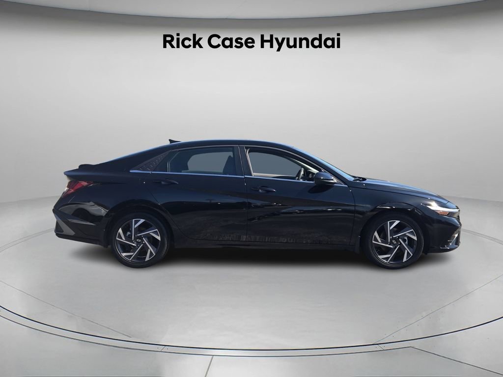 Certified 2025 Hyundai Elantra SEL image 3