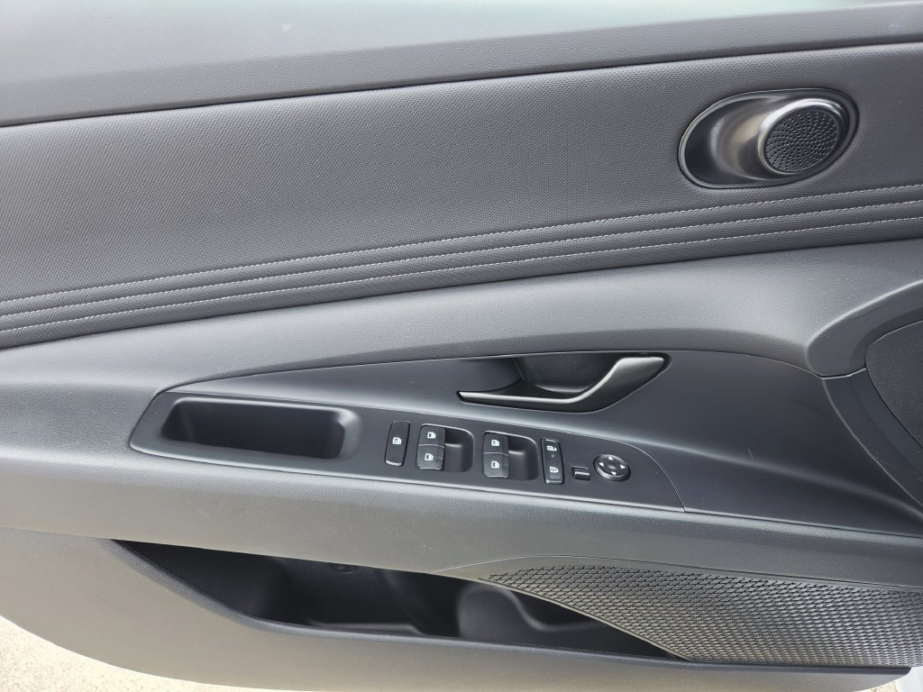 Used 2025 Hyundai Elantra SEL FWD image 26