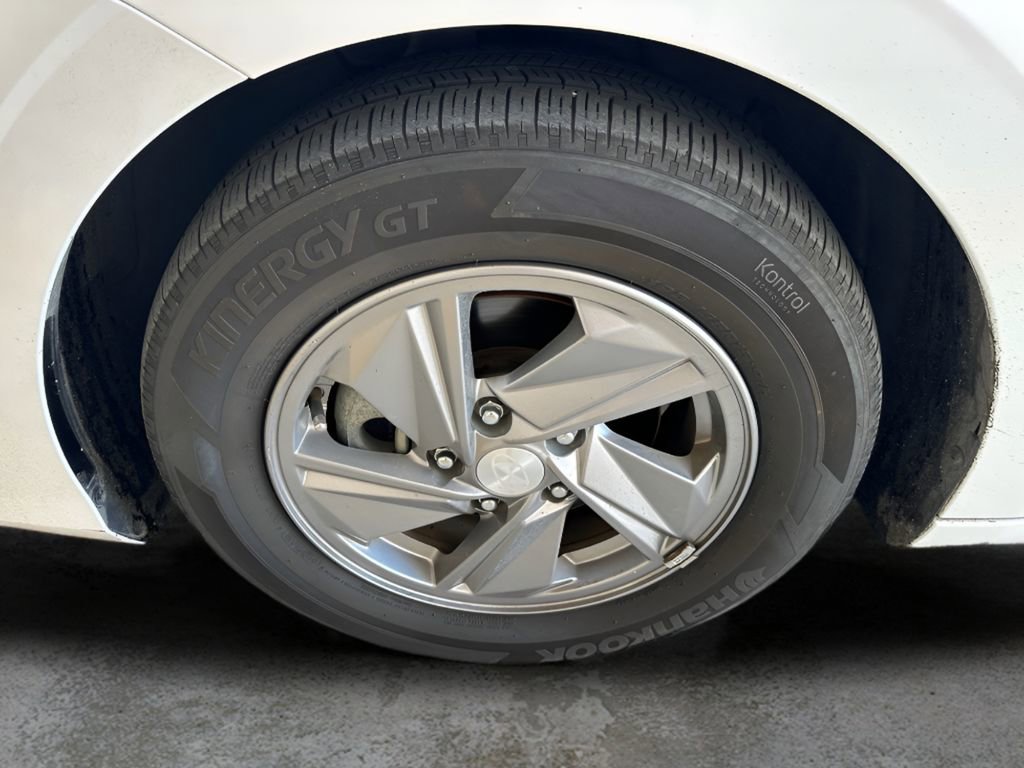 Used 2025 Hyundai Elantra SE FWD image 27