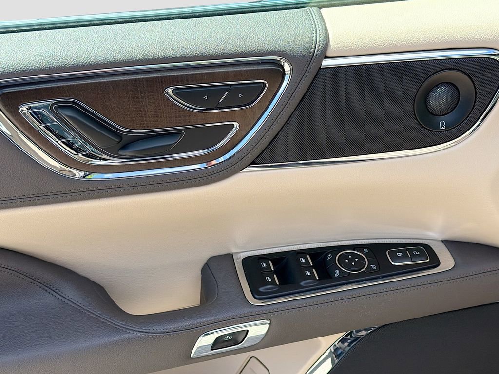 Used 2020 Lincoln Continental w/ Premium Package image 18