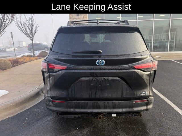 Used 2021 Toyota Sienna XLE image 3