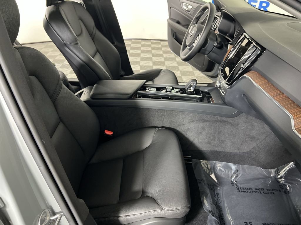 Used 2025 Volvo V60 B5 Cross Country Plus image 27