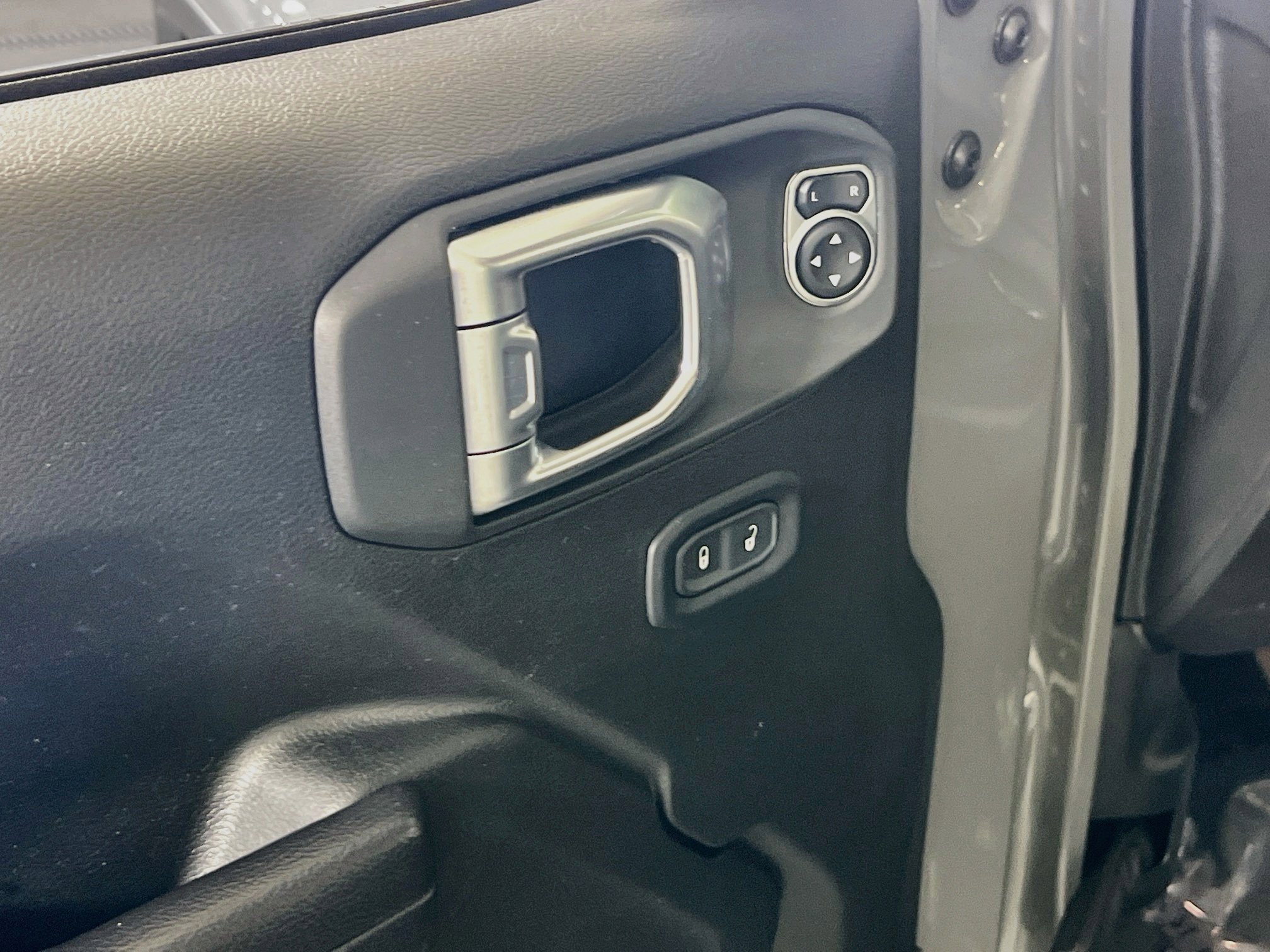 Used 2023 Jeep Gladiator Willys AWD/4WD image 18