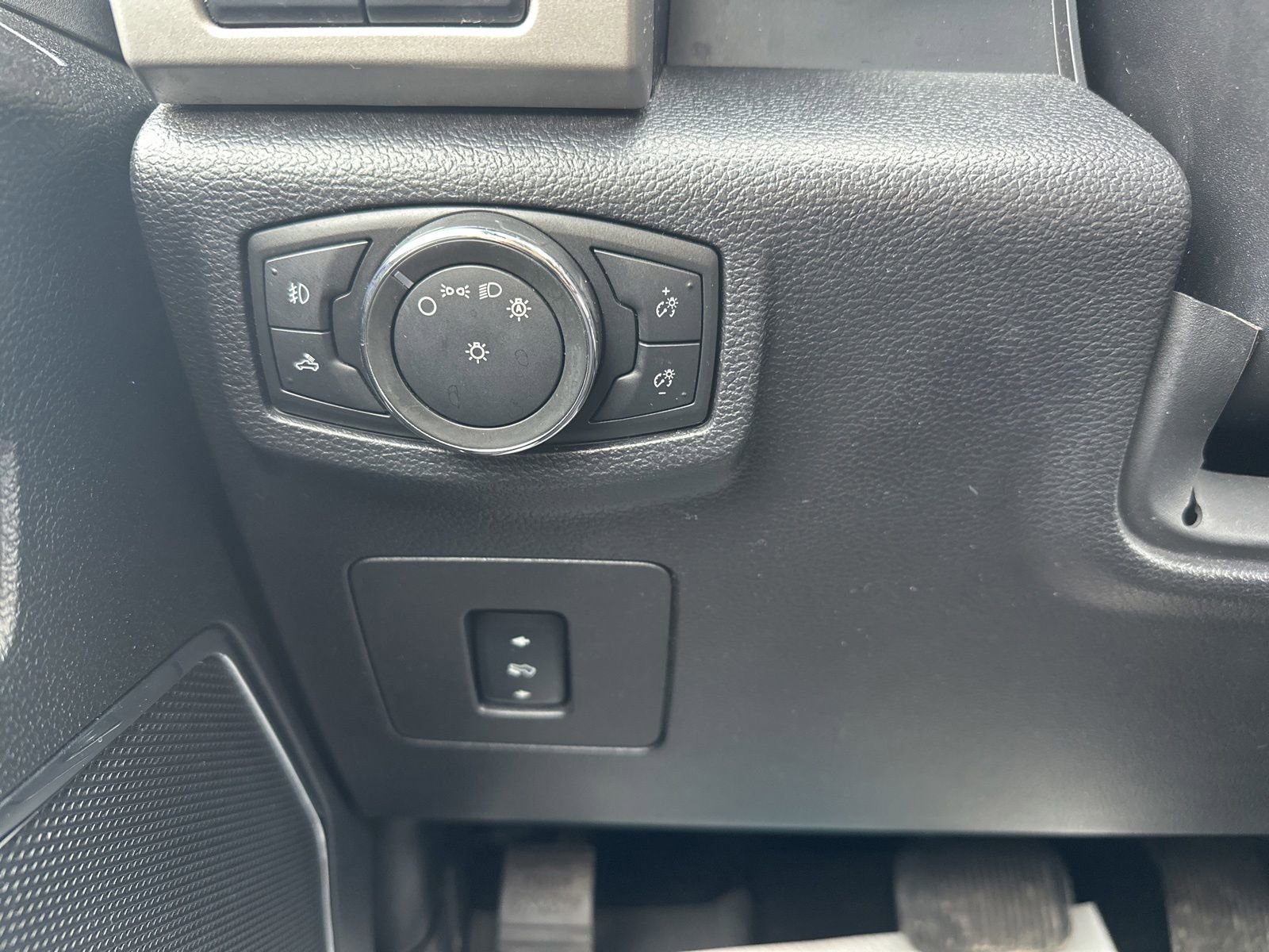 Used 2017 Ford F150 Lariat w/ Equipment Group 502A Luxury AWD/4WD image 9