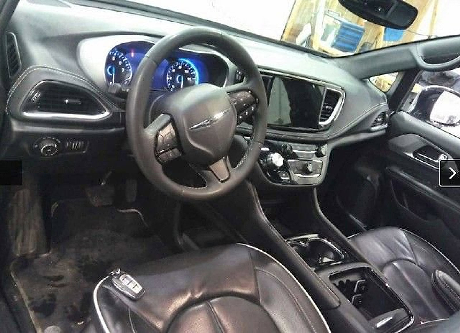 Used 2025 Chrysler Pacifica Limited image 8