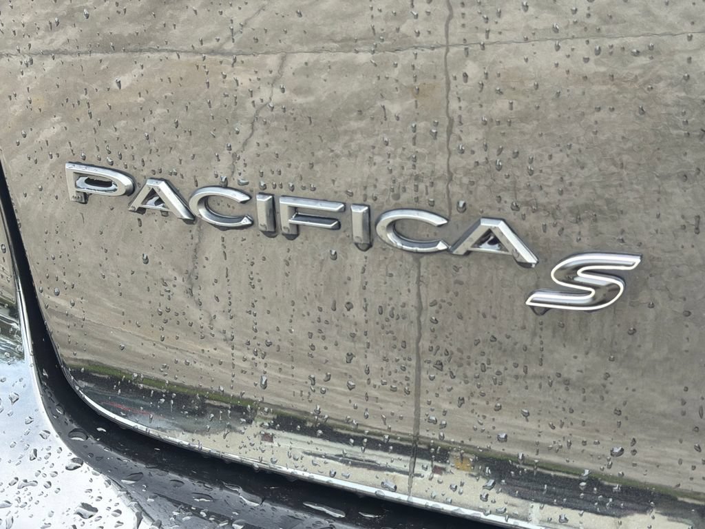 Used 2022 Chrysler Pacifica Limited w/ S Appearance Package FWD image 9