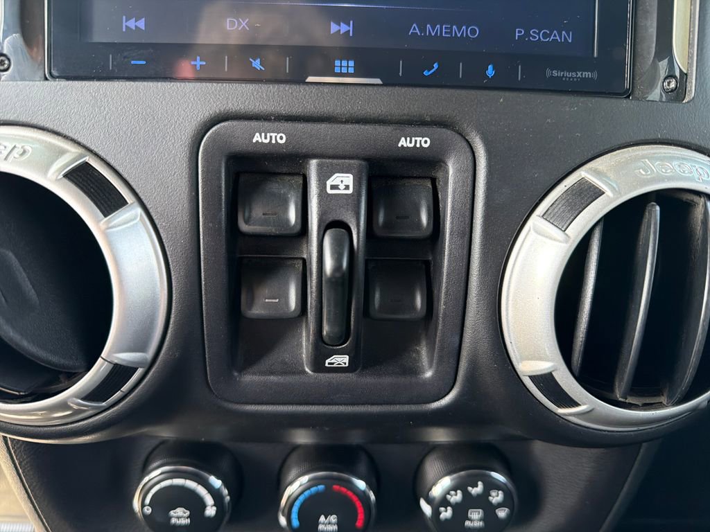 Used 2017 Jeep Wrangler Unlimited Rubicon w/ Connectivity Group image 19