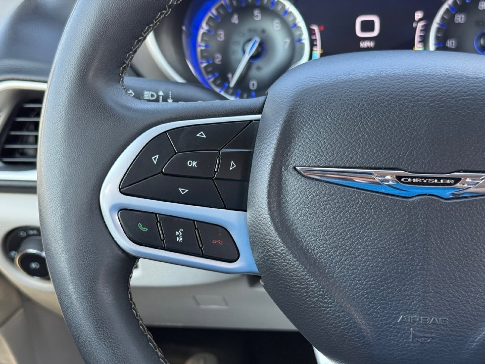 Used 2023 Chrysler Pacifica Touring-L image 33