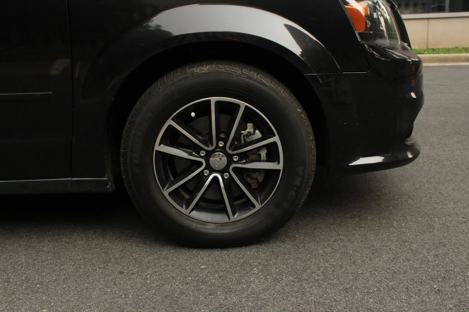 Used 2015 Dodge Grand Caravan SXT w/ Blacktop Package FWD image 4