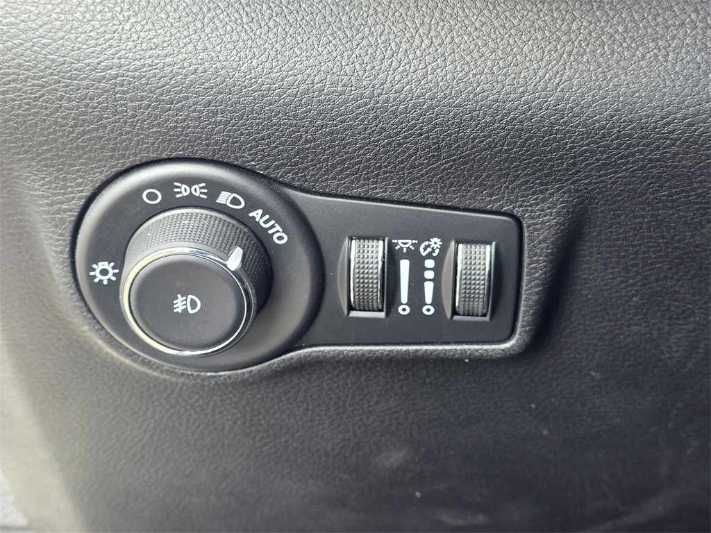 Used 2024 Jeep Compass Latitude image 20