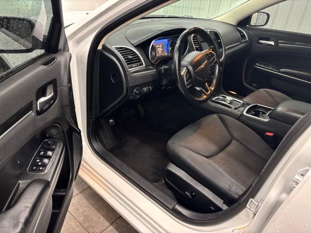 Used 2018 Chrysler 300 Touring w/ Chrome Appearance Package RWD image 10