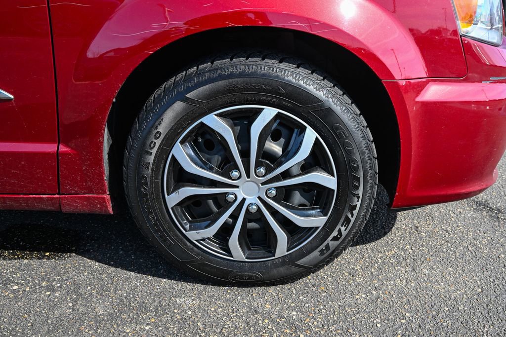 Used 2016 Chrysler Town & Country Touring w/ Driver Convenience Group image 15