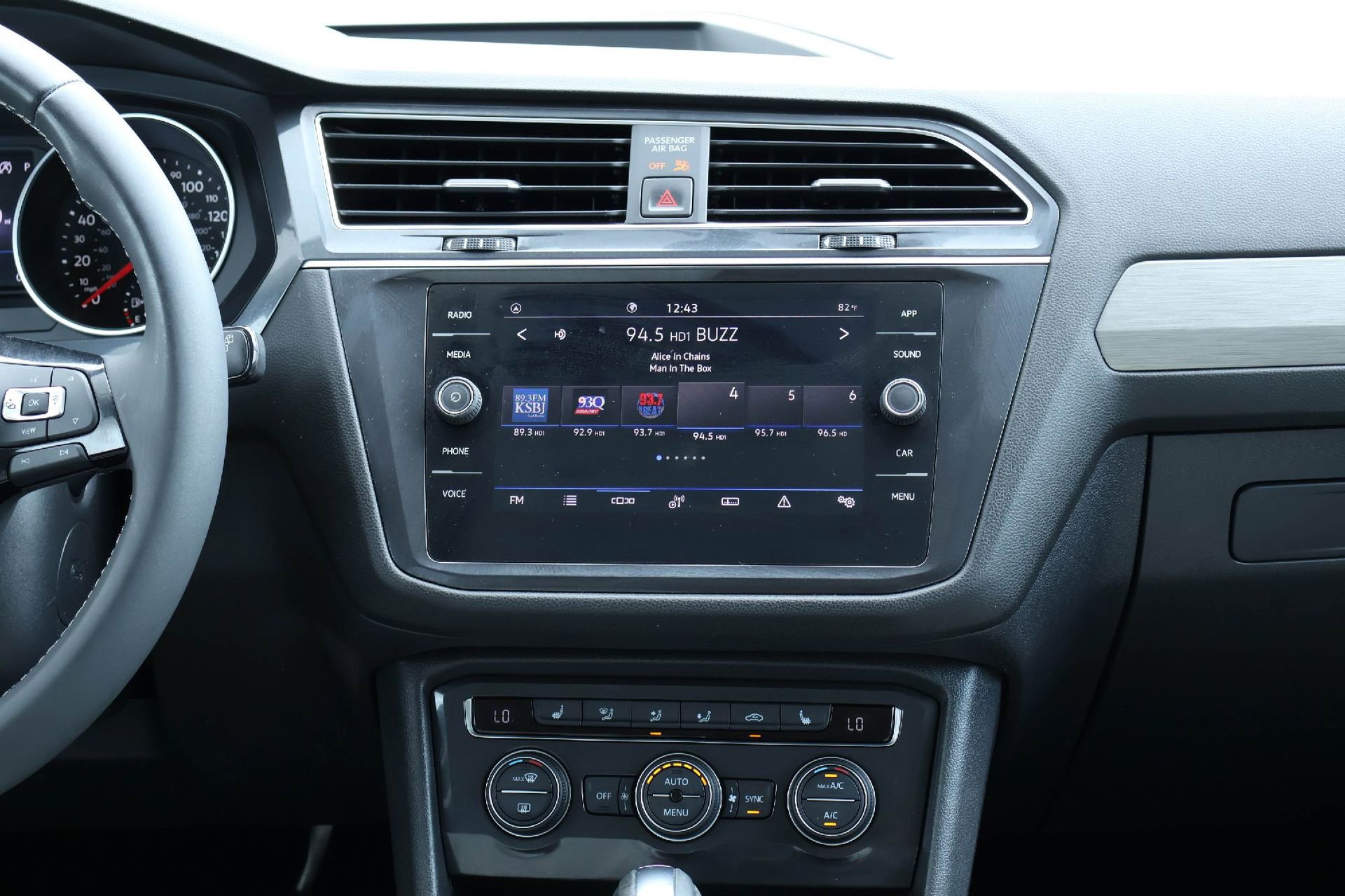 Used 2021 Volkswagen Tiguan SE FWD image 16