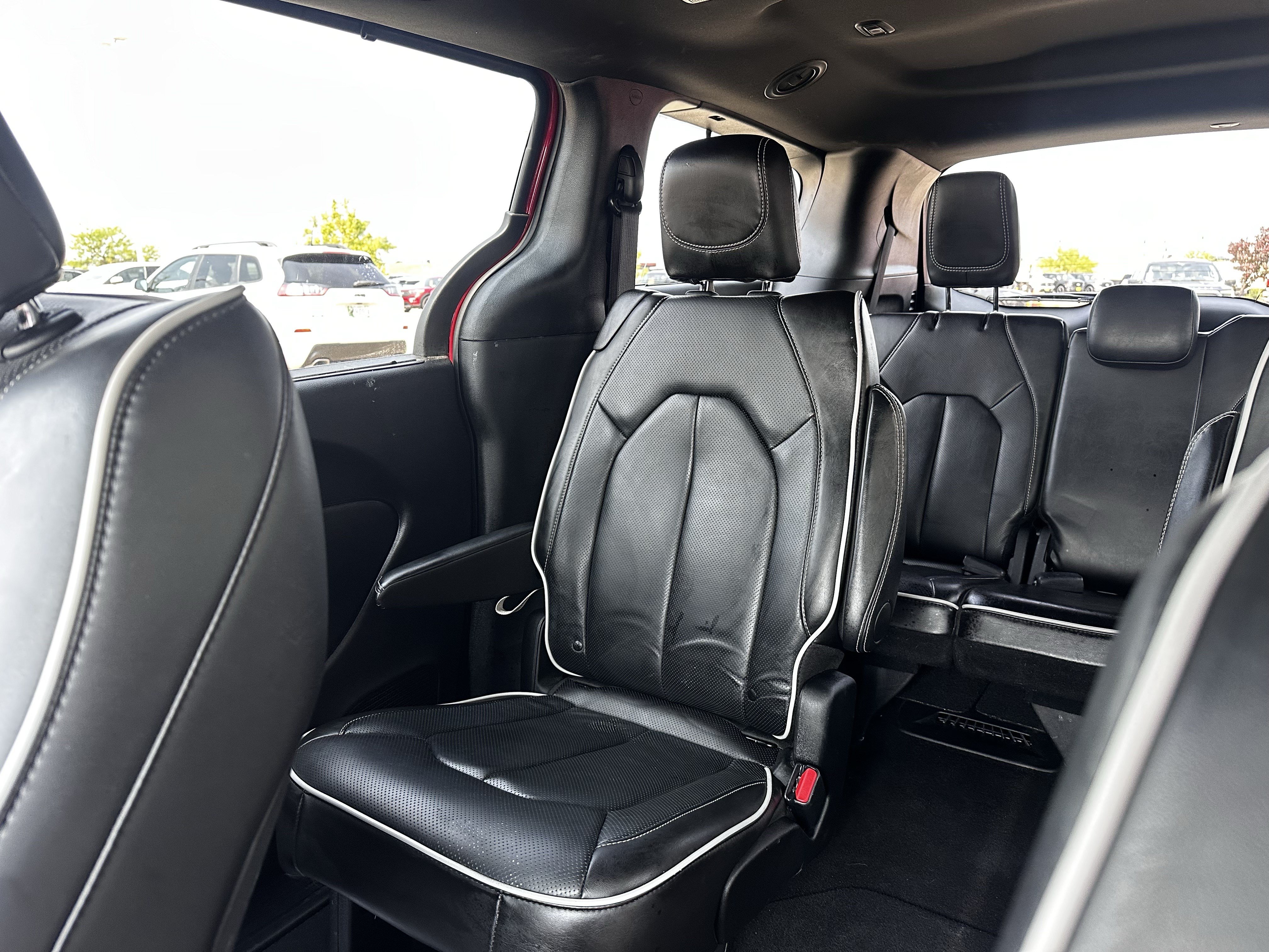Used 2025 Chrysler Pacifica Limited FWD image 12