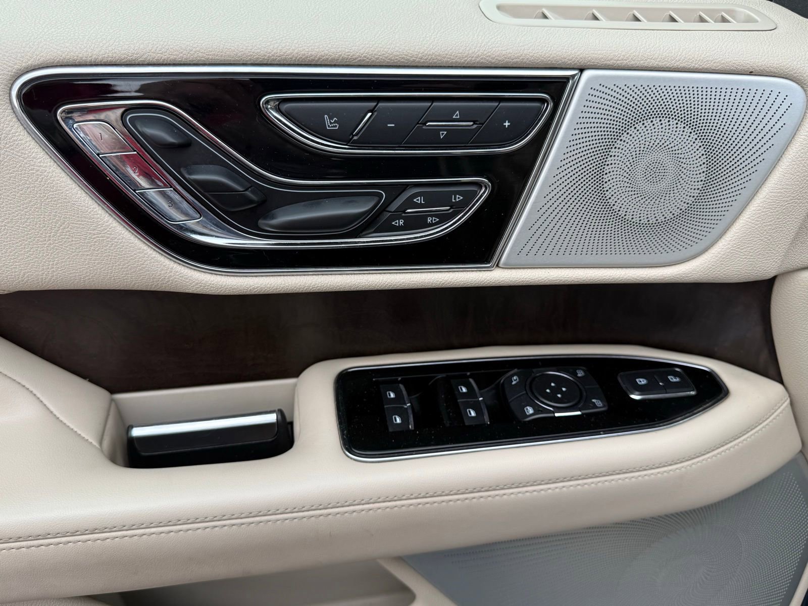 Used 2020 Lincoln Navigator Reserve w/ Luxury Package image 13