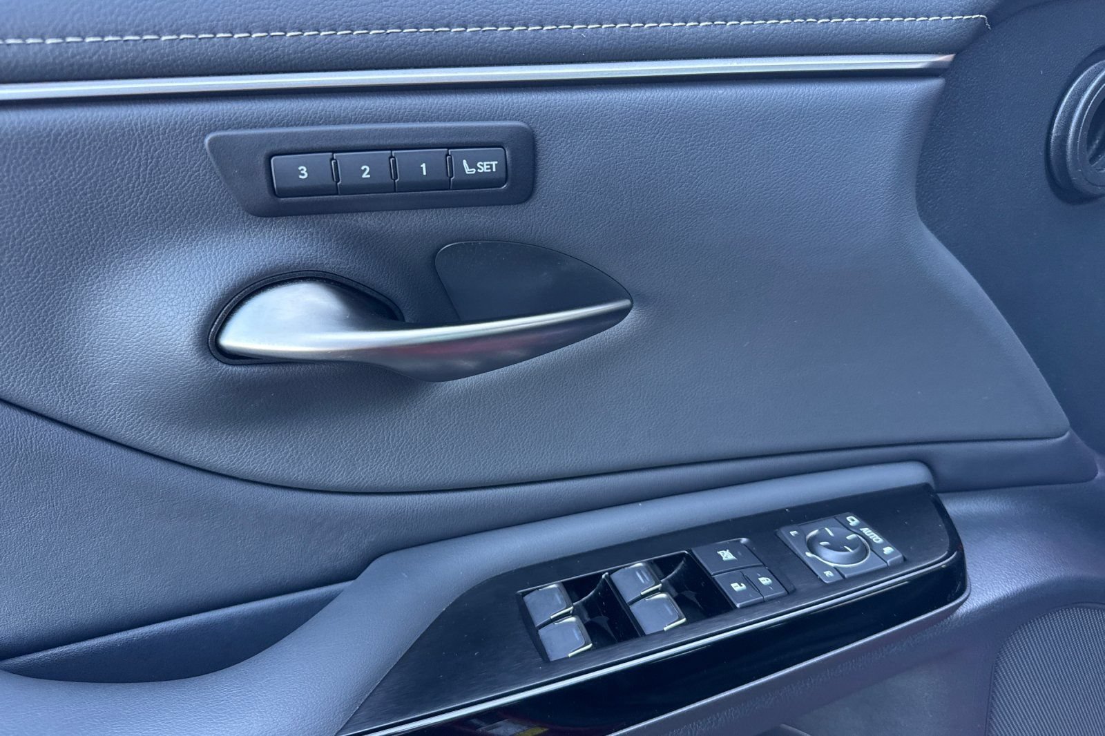 Used 2024 Lexus ES 300h w/ Premium Package FWD image 12