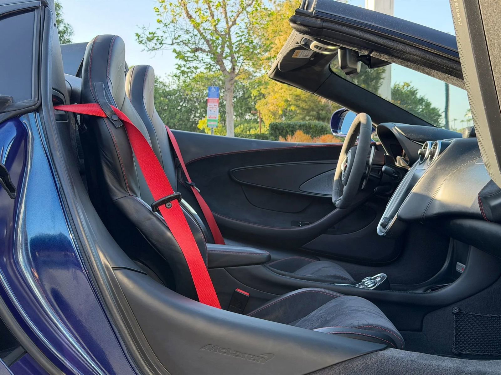Used 2018 McLaren 570S Spider image 16