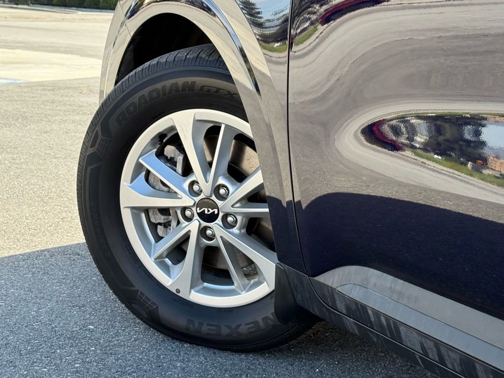 Used 2023 Kia Carnival LX image 19