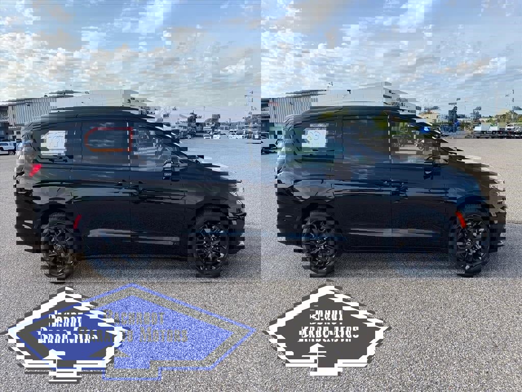 New 2026 Chrysler Pacifica Limited w/ S Appearance Package image 3