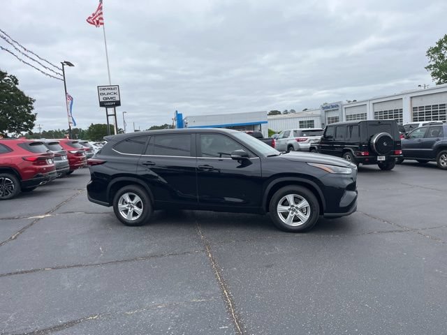 Used 2024 Toyota Highlander LE FWD image 3