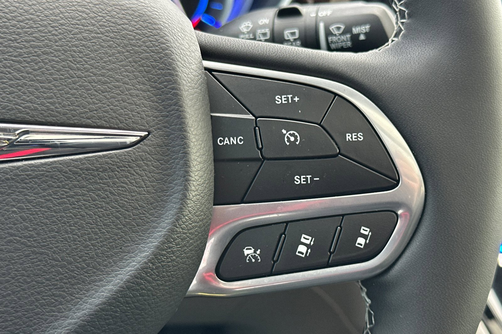 Used 2023 Chrysler Pacifica Limited w/ Uconnect Theater Family Group image 30