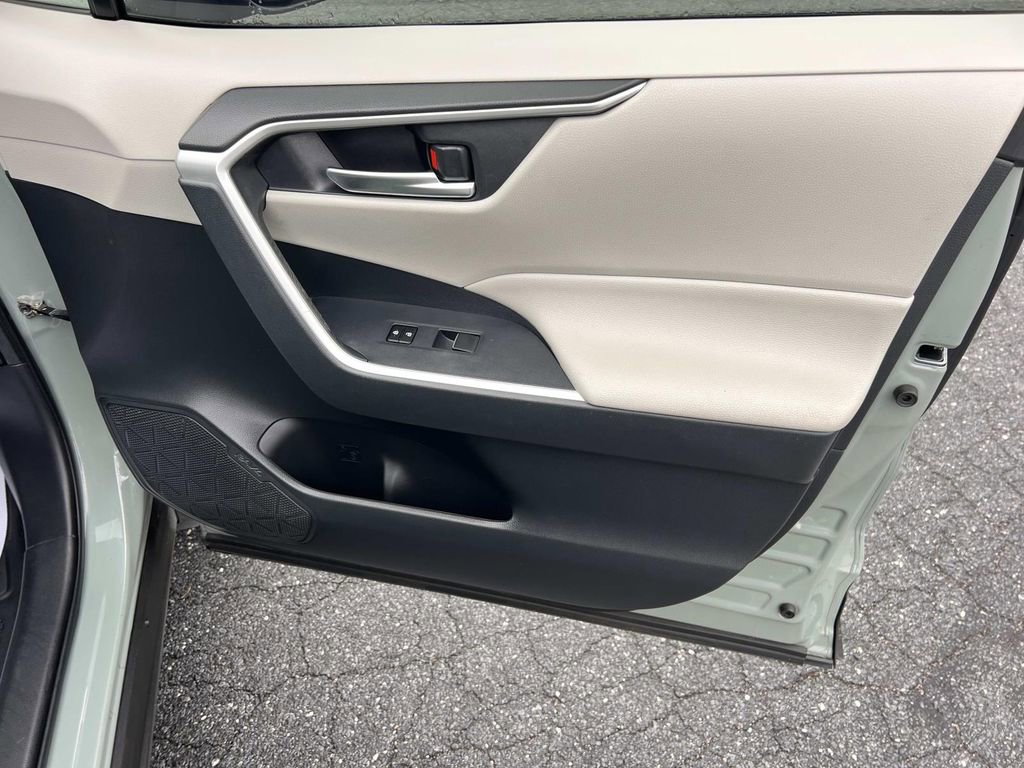 Used 2020 Toyota RAV4 XLE Premium image 14