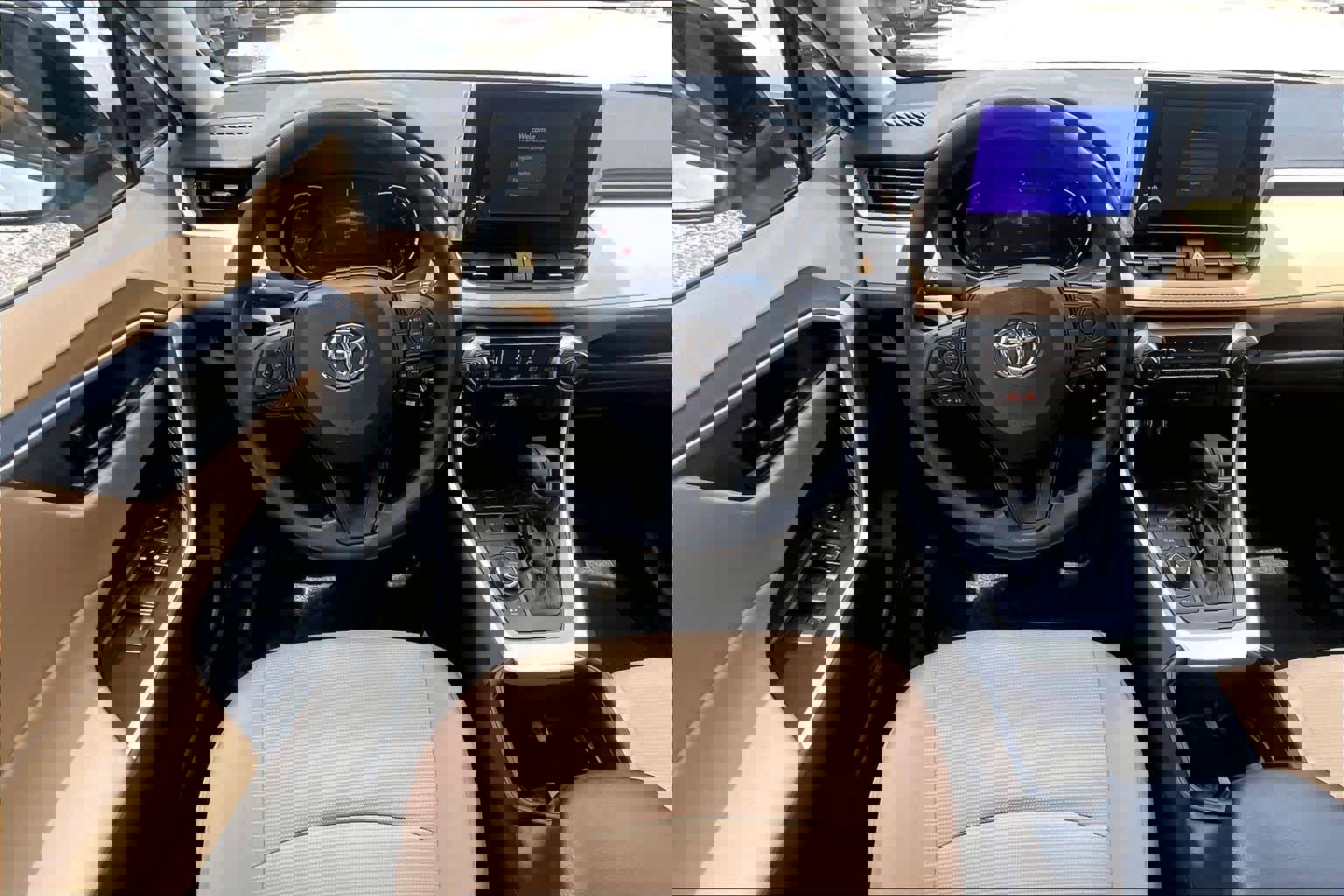 Used 2025 Toyota RAV4 LE AWD/4WD image 6