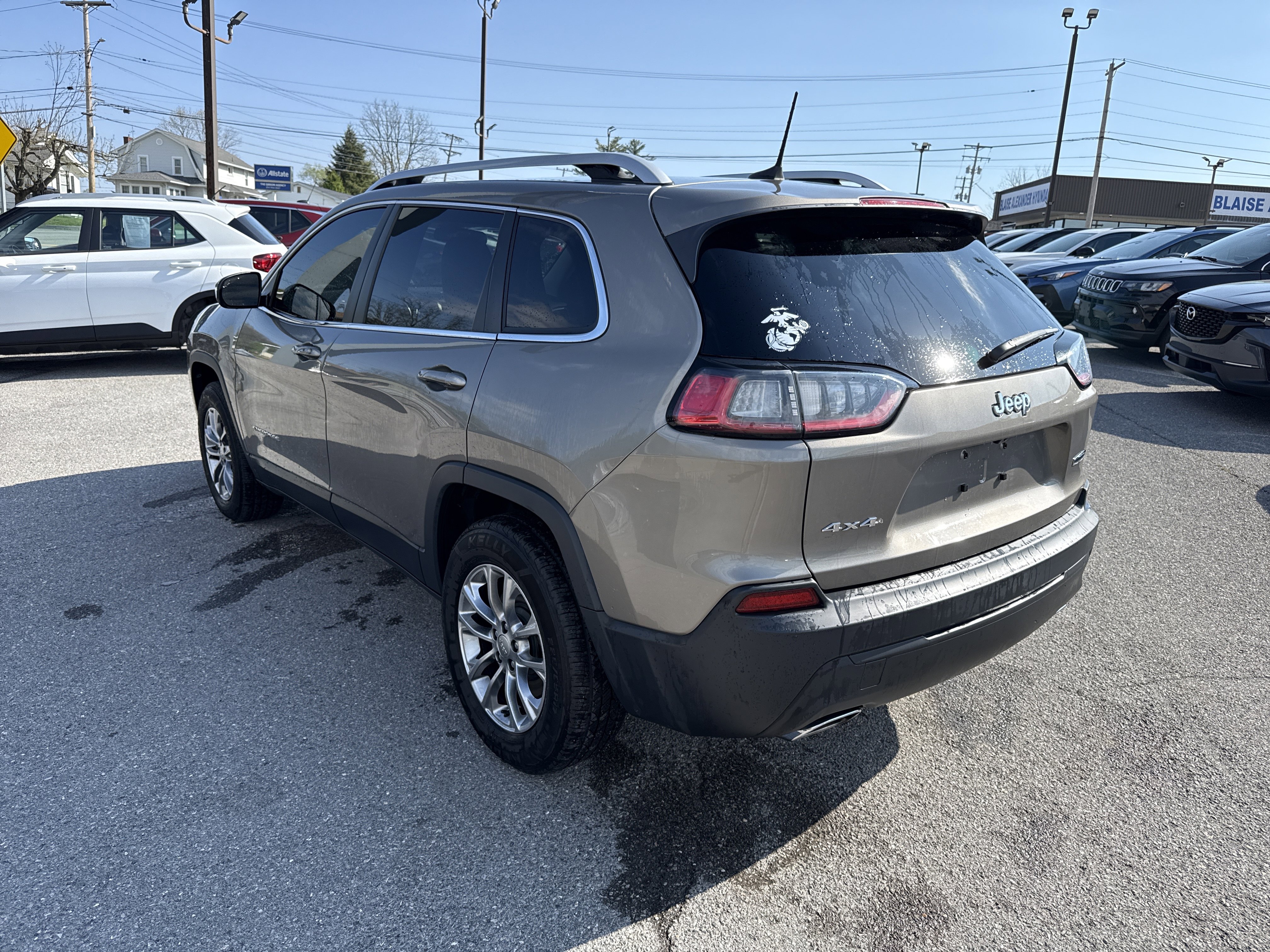 Used 2019 Jeep Cherokee Latitude Plus w/ Cold Weather Group AWD/4WD image 5