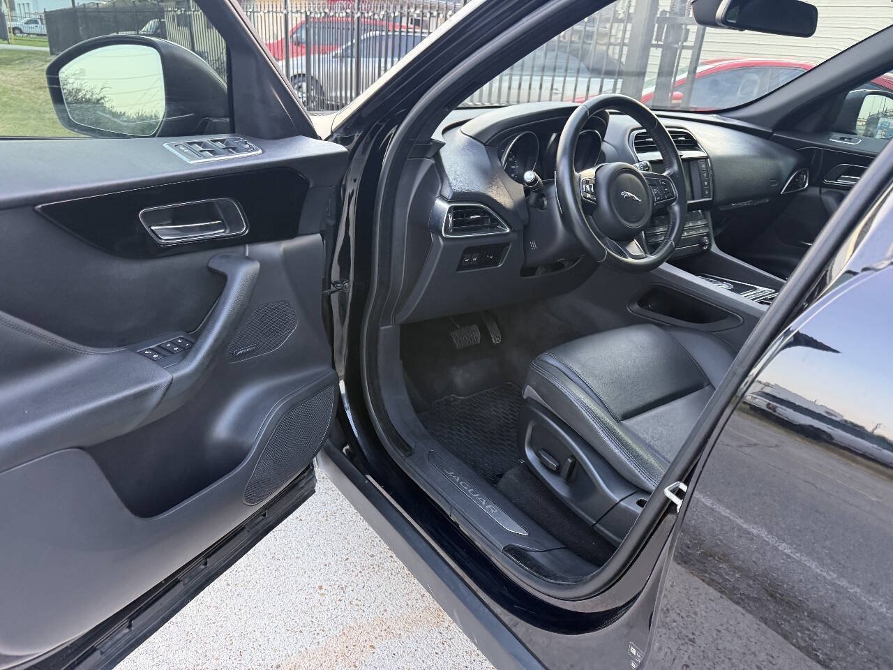 Used 2018 Jaguar F-PACE Premium AWD/4WD image 12