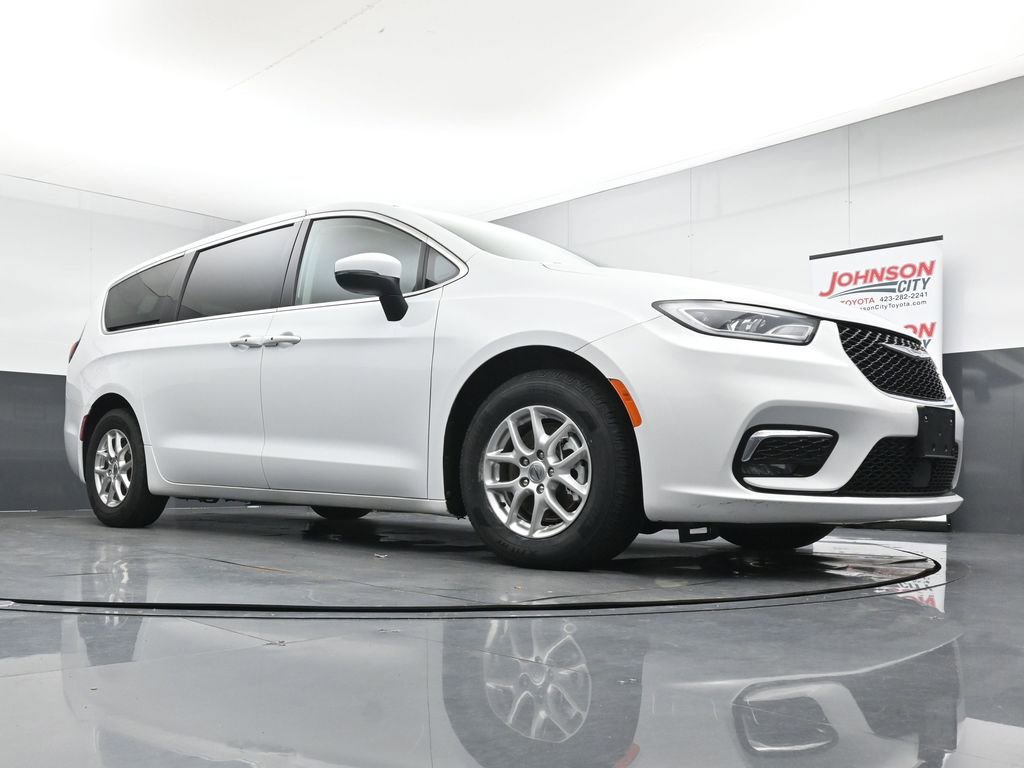 Used 2023 Chrysler Pacifica Touring-L FWD image 32