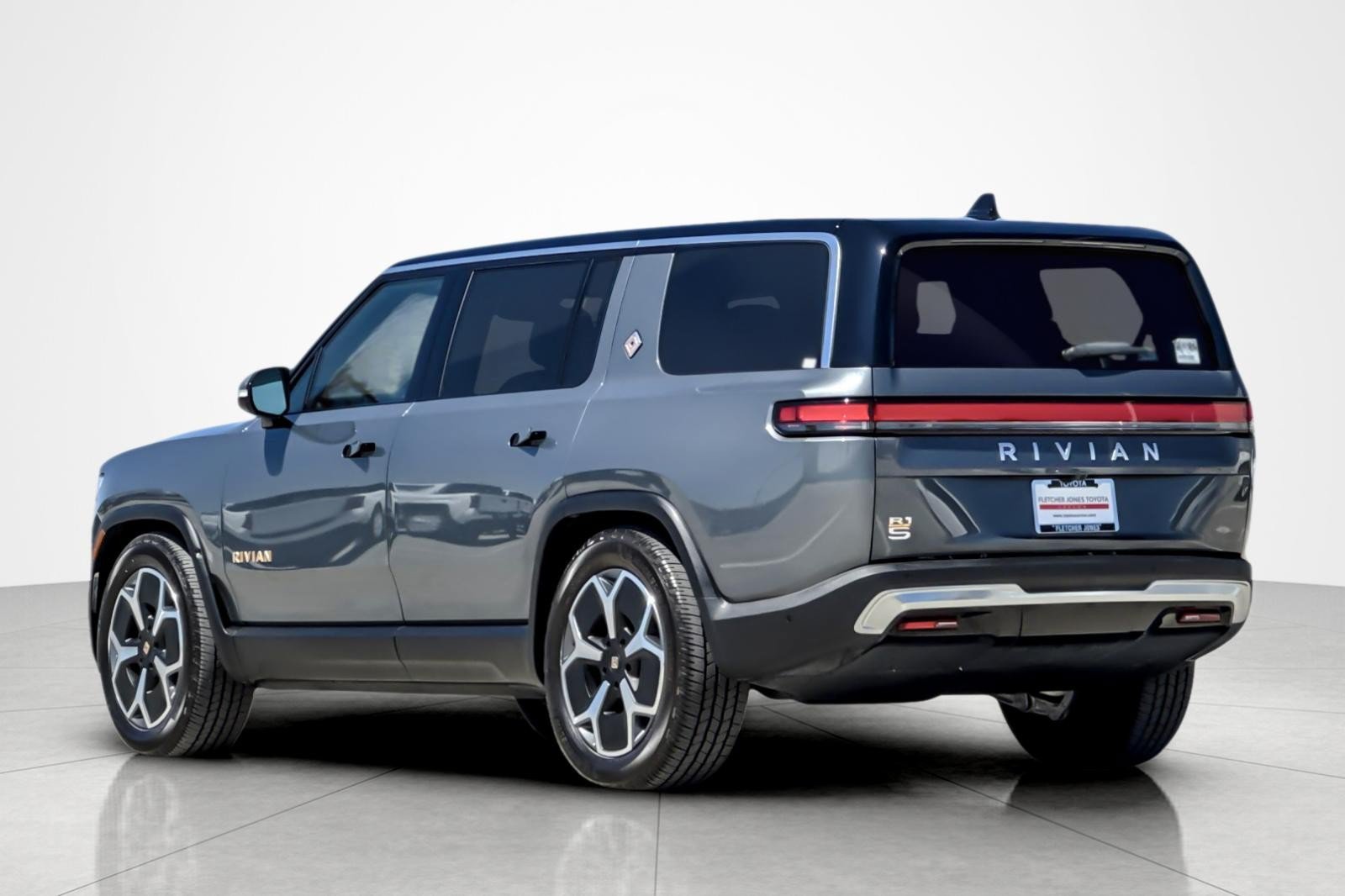 Used 2024 Rivian R1S Adventure AWD/4WD image 3