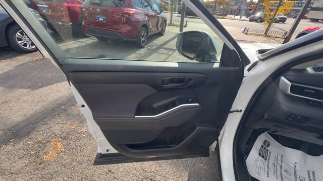 Used 2024 Toyota Highlander LE image 9