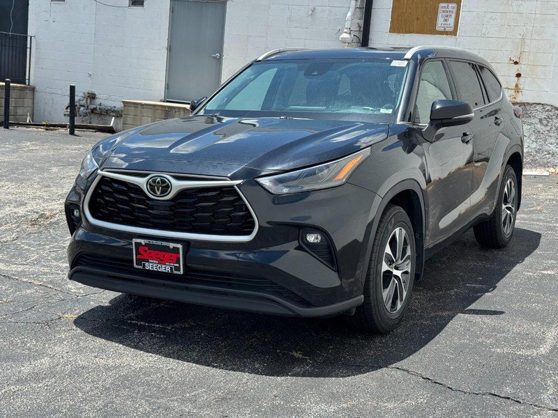 Certified 2024 Toyota Highlander XLE image 6