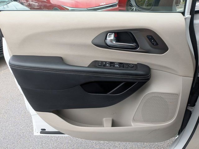 Used 2023 Chrysler Pacifica Touring-L image 13