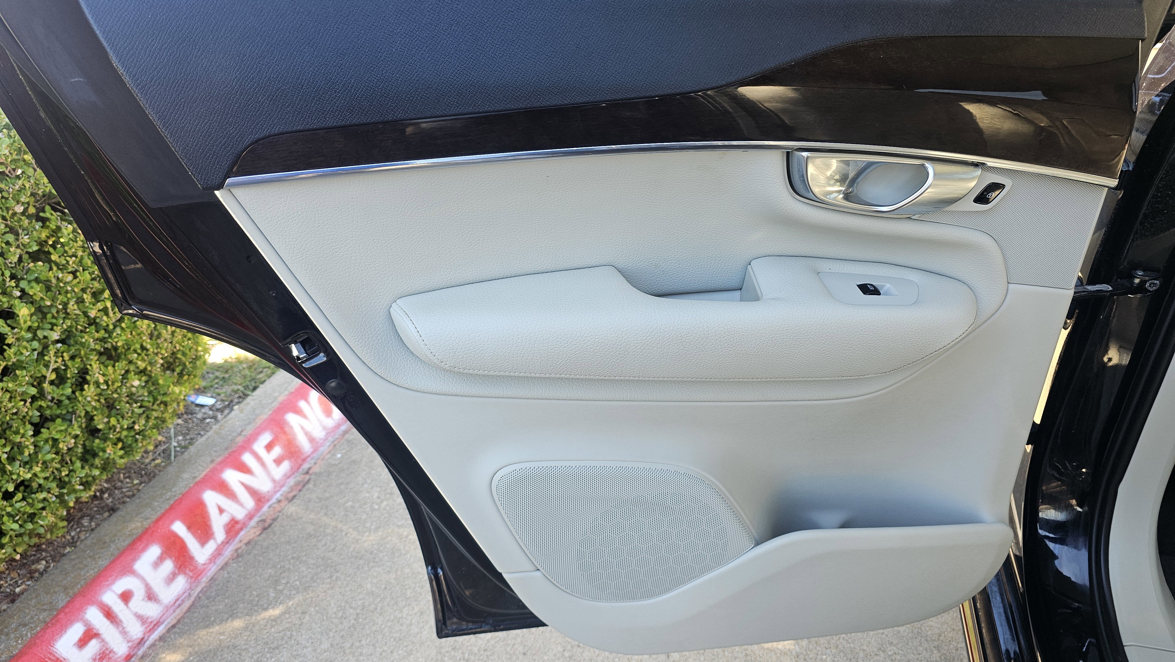 Used 2017 Volvo XC90 T6 Momentum w/ Vision Package image 23