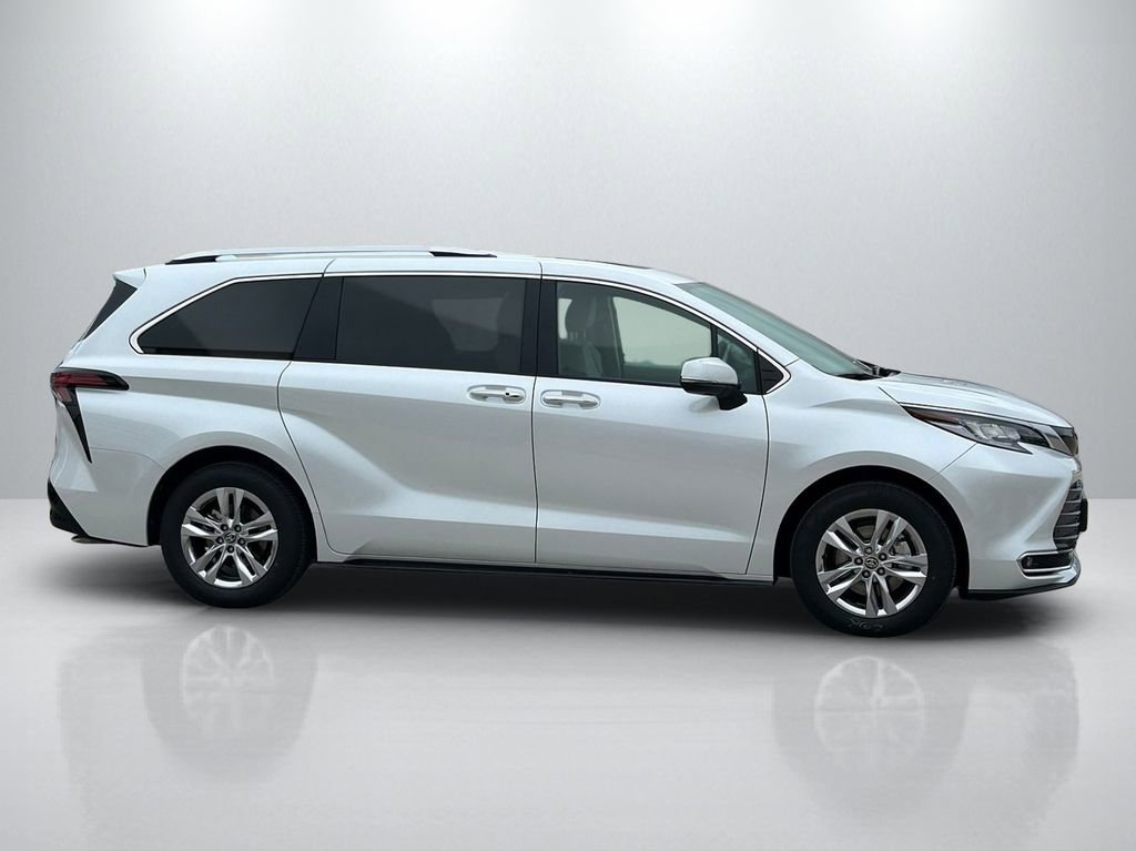 Used 2026 Toyota Sienna Limited image 4