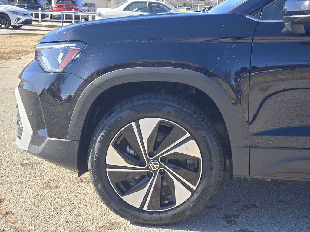 New 2026 Volkswagen Taos SE image 5