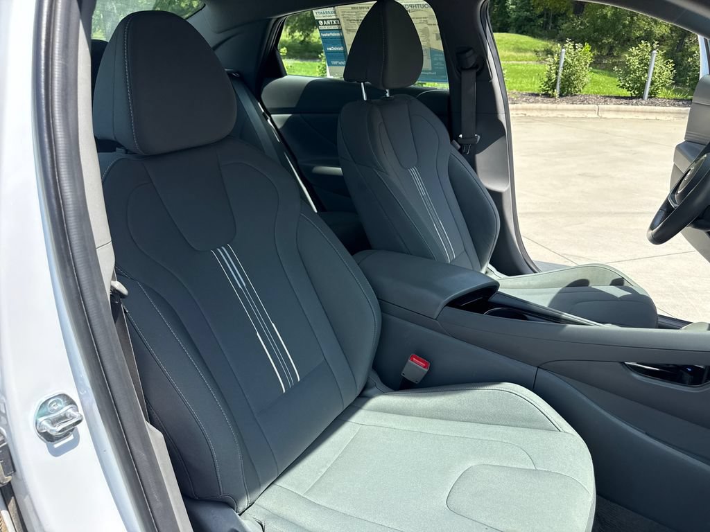 Used 2025 Hyundai Elantra SEL FWD image 35