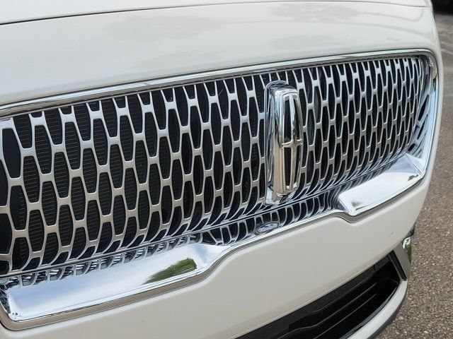 Certified 2019 Lincoln Nautilus Reserve w/ Ultimate Package FWD image 14