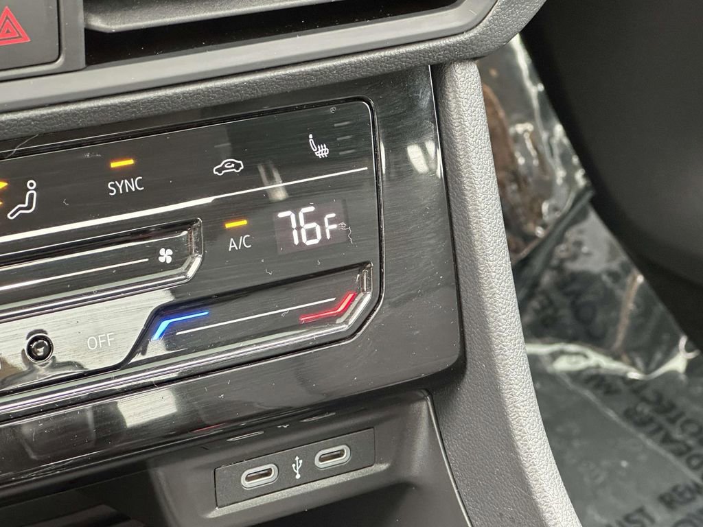 Certified 2025 Volkswagen Jetta SE w/ Sunroof Package image 29