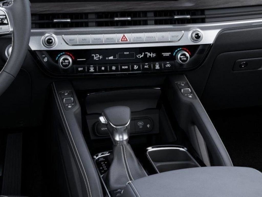 Used 2025 Kia Telluride AWD image 23