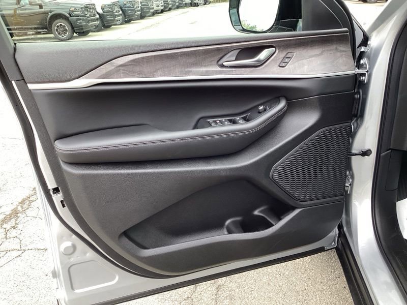 New 2025 Jeep Grand Cherokee Limited w/ Black Appearance Package image 24